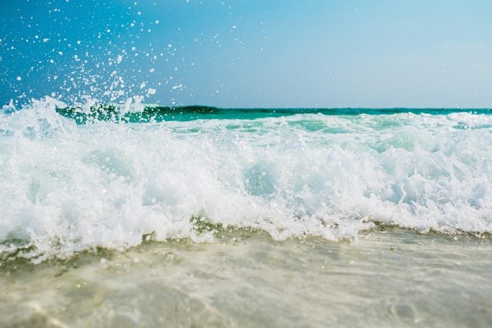 Mesmo com essa quantidade de microplásticos, a praia continua sendo classificada como própria para banho pelo Instituto do Meio Ambiente (IMA). Isso acontece porque os microplásticos não mudam os dados que determinam a qualidade da água. 