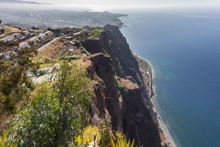 5) Cabo Girão, Portugal: Essa falésia, localizada na Ilha da Madeira, chega a ter 580 m de altitude, sendo um dos pontos mais altos da Europa. É lá que fica a Capela de Nossa Senhora de Fátima, construída em 1931.