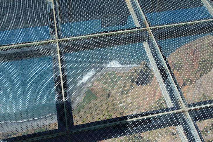 No topo da falésia, há um mirante com piso de vidro que oferece uma vista incrível para o mar e a cidade de Funchal. 