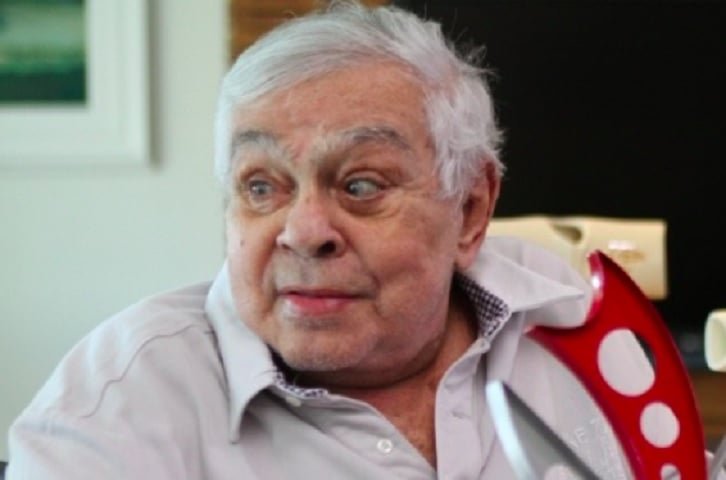 Além da TV, Chico Anysio também atuou no cinema, no teatro e na literatura, escrevendo livros como "O Batizado da Vaca" e "O Telefone Amarelo". 