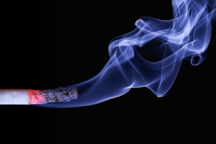 O governo brasileiro alerta que "O tabagismo é uma grave ameaça à saúde global, matando mais de 8 milhões de pessoas por ano, 1,3 milhão devido ao tabagismo passivo".-Ralf Kunze por Pixabay