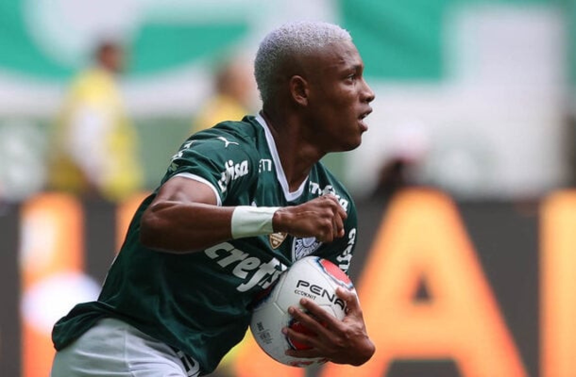 Danilo, ex-Palmeiras, veste camisa de outro time da Série A