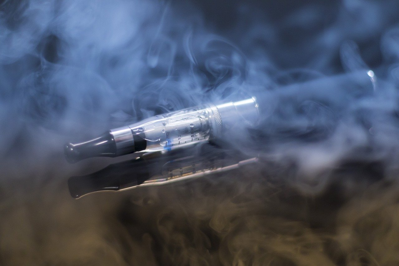 Há, inclusive, relatos de venda de cigarro eletrônico, que é proibido no Brasil, por estudantes dentro de escolas.  Mas esse tipo de cigarro causa a inalação de monóxido de carbono, alcatrão e  outras substâncias prejudiciais ao organismo. Além disso, a nicotina é uma droga que causa vício e pode levar à morte. 