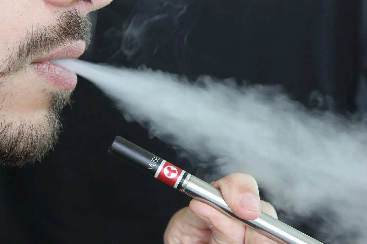 No Brasil, o uso de cigarros eletrônicos por adolescentes têm sido comum e preocupa.  Reportagens alertam que o consumo ocorre, principalmente, em banheiros e quadras de colégios particulares.