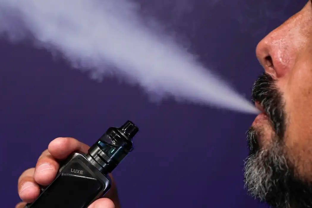De acordo com o Ministério da Saúde, os principais riscos do consumo do cigarro eletrônico são o surgimento de câncer, doenças respiratórias e cardiovasculares, como enfarte e hipertensão arterial.