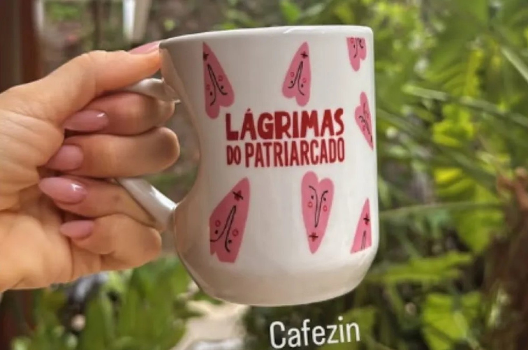 Grazi Massafera, com quem Cauã Reymond tem uma filha de 12 anos (os dois ficaram juntos de 2007 a 2013), publicou imagem de uma caneca onde está escrito "Lágrimas do patriarcado". Embaixo, lê-se "cafezin". 

