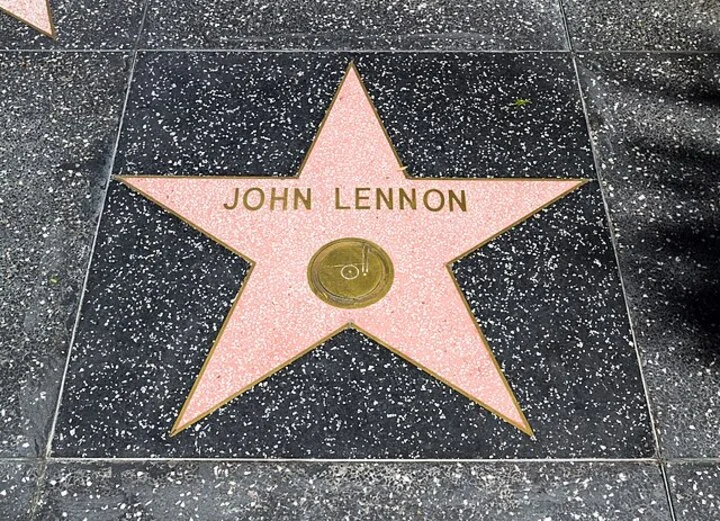 O quarteto dos Beatles - John Lennon, Paul McCartney, Ringo Star e  George Harrison - também está na seleta lista dos homenageados com mais de uma estrela. 