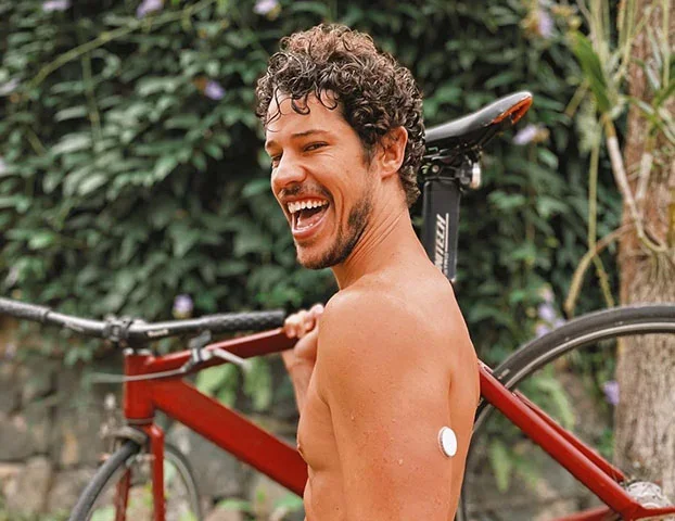 José Loreto - O ator niteroiense (RJ), cuja carreira começou no seriado Malhação, convive com o diabetes há 20 anos e aborda o tema de forma natural, incentivando as pessoas a se cuidarem. Ele se orgulha da boa alimentação: "Me dá disposição". E gosta de pedalar, para fazer exercício físico. 