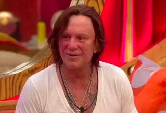 "Essa não é a primeira vez que o grande irmão teve que falar com você sobre sua linguagem inapropriada e ofensiva", comunicou a produção do programa.