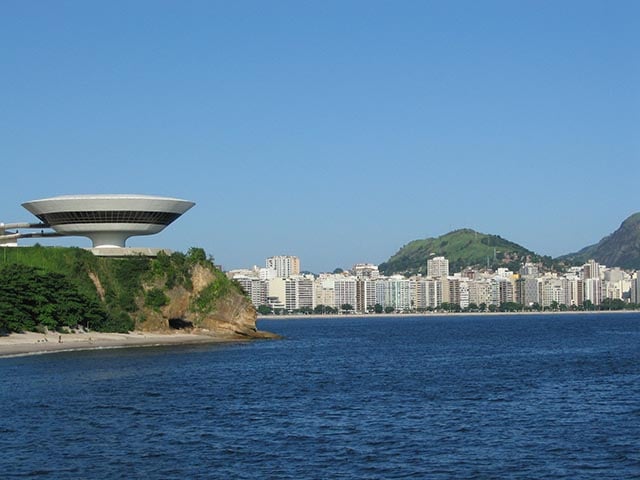 Enquanto a vacina avança no combate à dengue, outros métodos inovadores têm demonstrado resultados. Um exemplo é o que acontece na cidade de Niterói, cidade de 482 mil habitantes no Rio de Janeiro, localizada a apenas 15 km da capital carioca, famosa pela ponte que liga das duas cidades. 