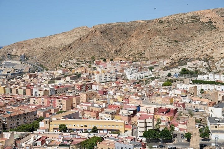 Banhada pelo Mar Mediterrâneo, é uma das regiões mais ensolaradas da Europa, com paisagens que incluem até mesmo desertos áridos.