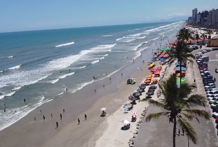 2º) Praia do Centro (Mongaguá, SP | 83 microplásticos/m²) - Essa praia é uma das mais movimentadas e urbanizadas da cidade de Mongaguá. Segundo o ranking da Sea Shepherd Brasil, é a segunda praia mais poluída do Brasil.


