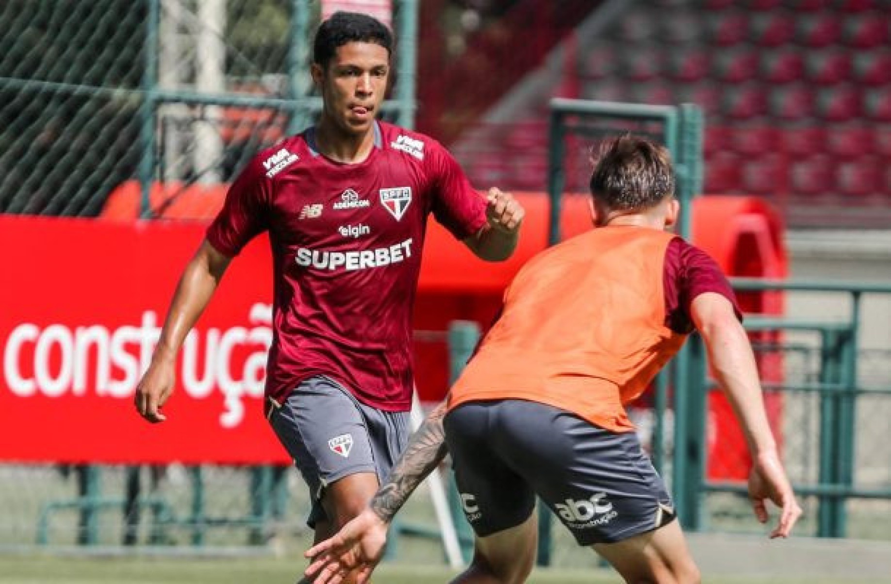 São Paulo volta a treinar e terá mudança no ataque para enfrentar o Santos