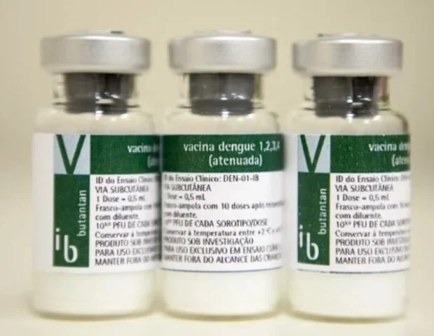 A partir de 2026, o Brasil terá uma vacina 100% nacional e de aplicação única contra a dengue. Segundo anúncio feito pelo Governo Federal no fim de fevereiro, devem ser fabricadas, inicialmente, 60 milhões de doses do imunizante. 
-Divulgação/Governo de São Paulo