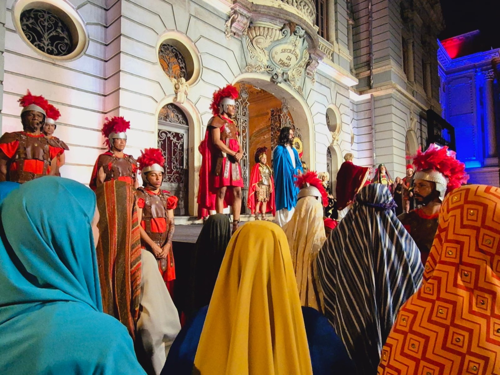 Encenação da Paixão de Cristo emociona fiéis na Praça da Liberdade