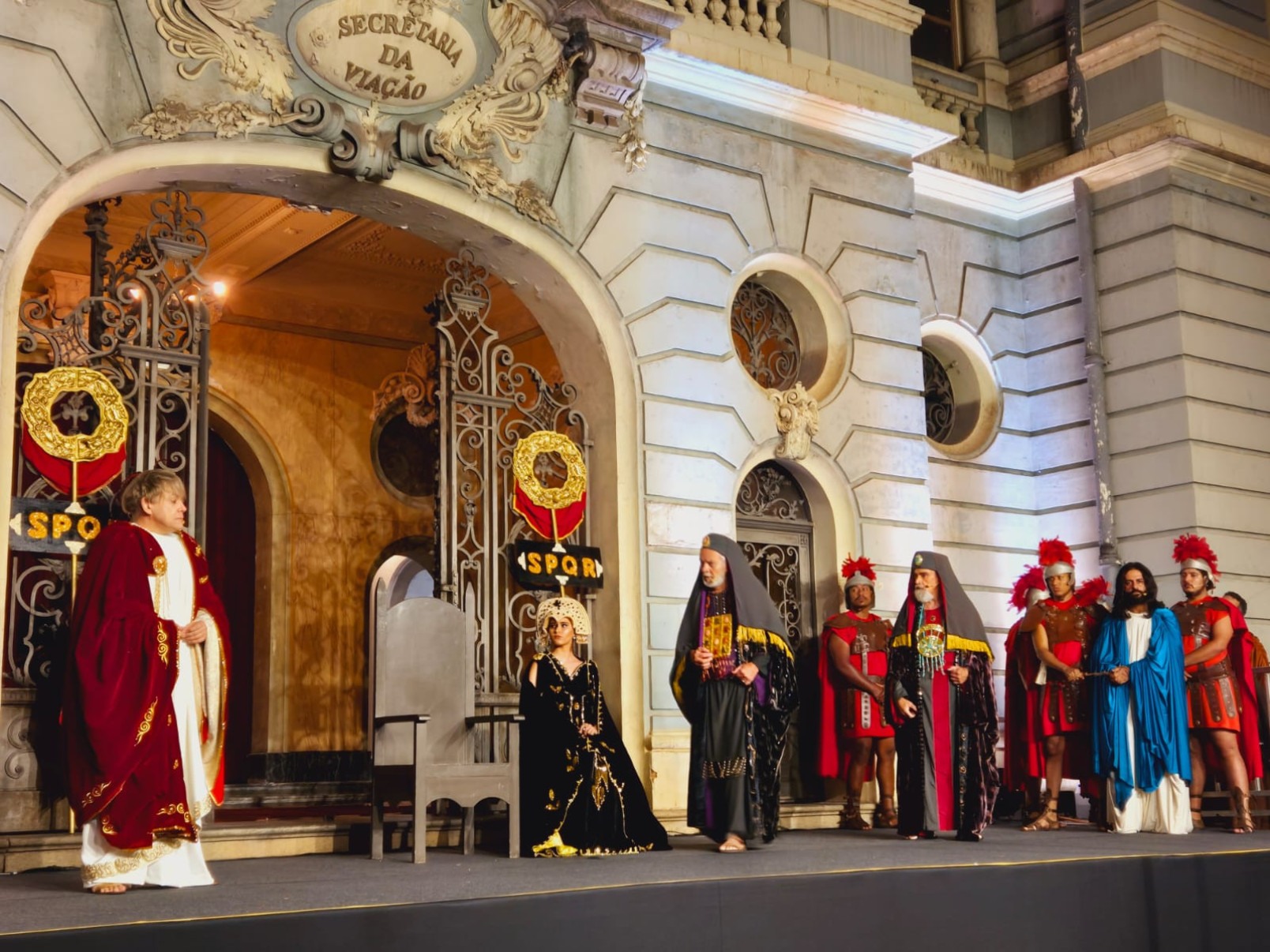 Encenação da Paixão de Cristo emociona fiéis na Praça da Liberdade