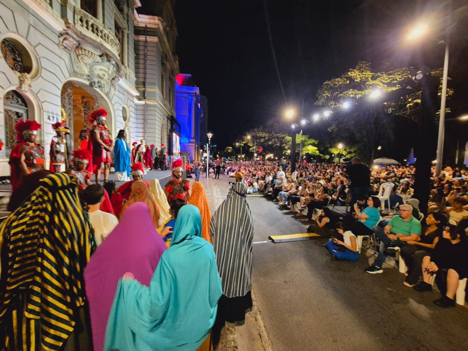 Encenação da Paixão de Cristo emociona fiéis na Praça da Liberdade
