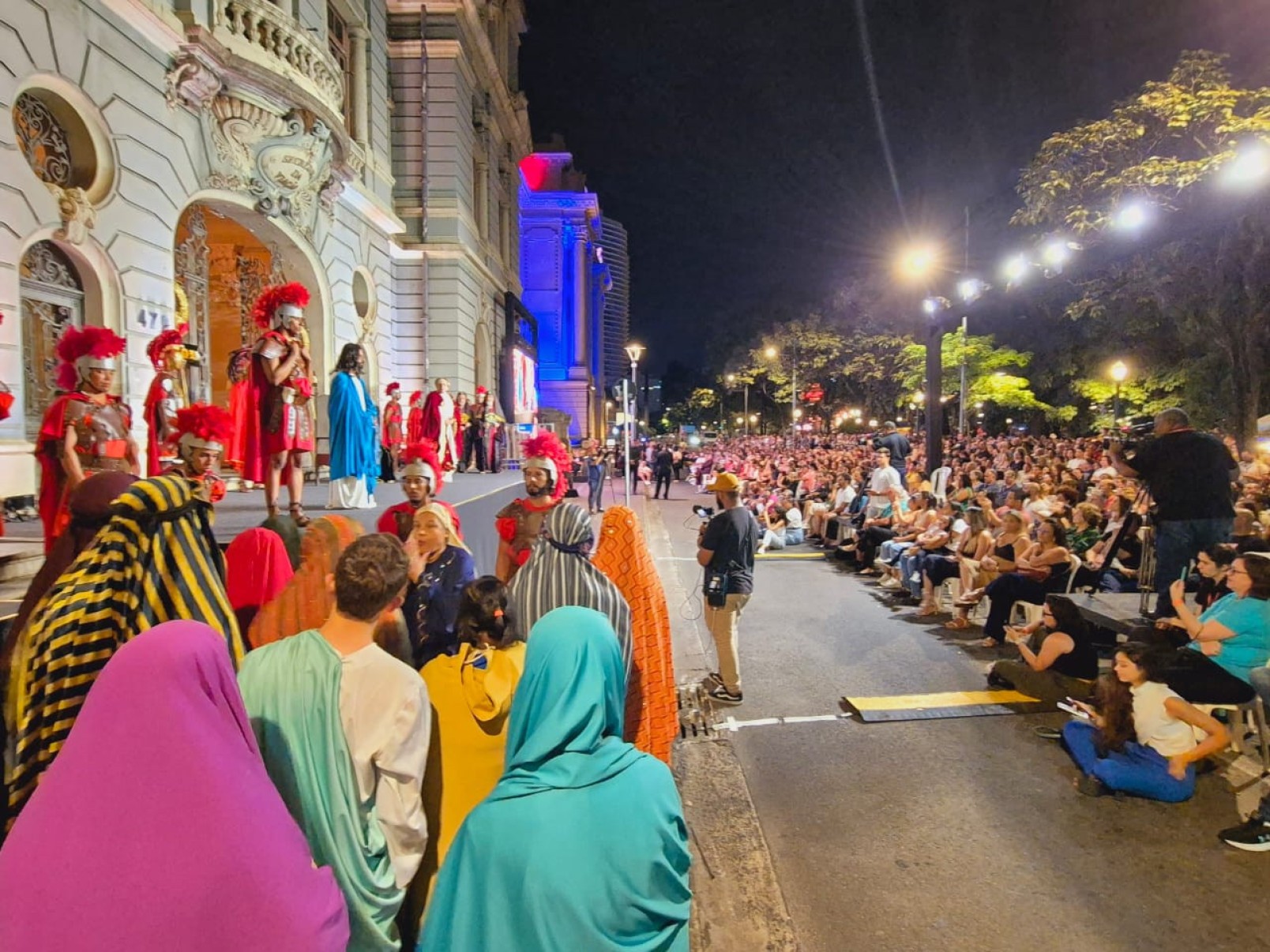 Encenação da Paixão de Cristo emociona fiéis na Praça da Liberdade
