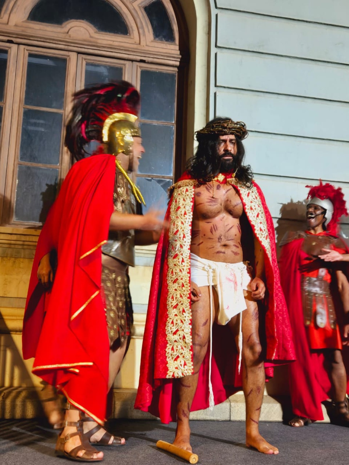Encenação da Paixão de Cristo emociona fiéis na Praça da Liberdade