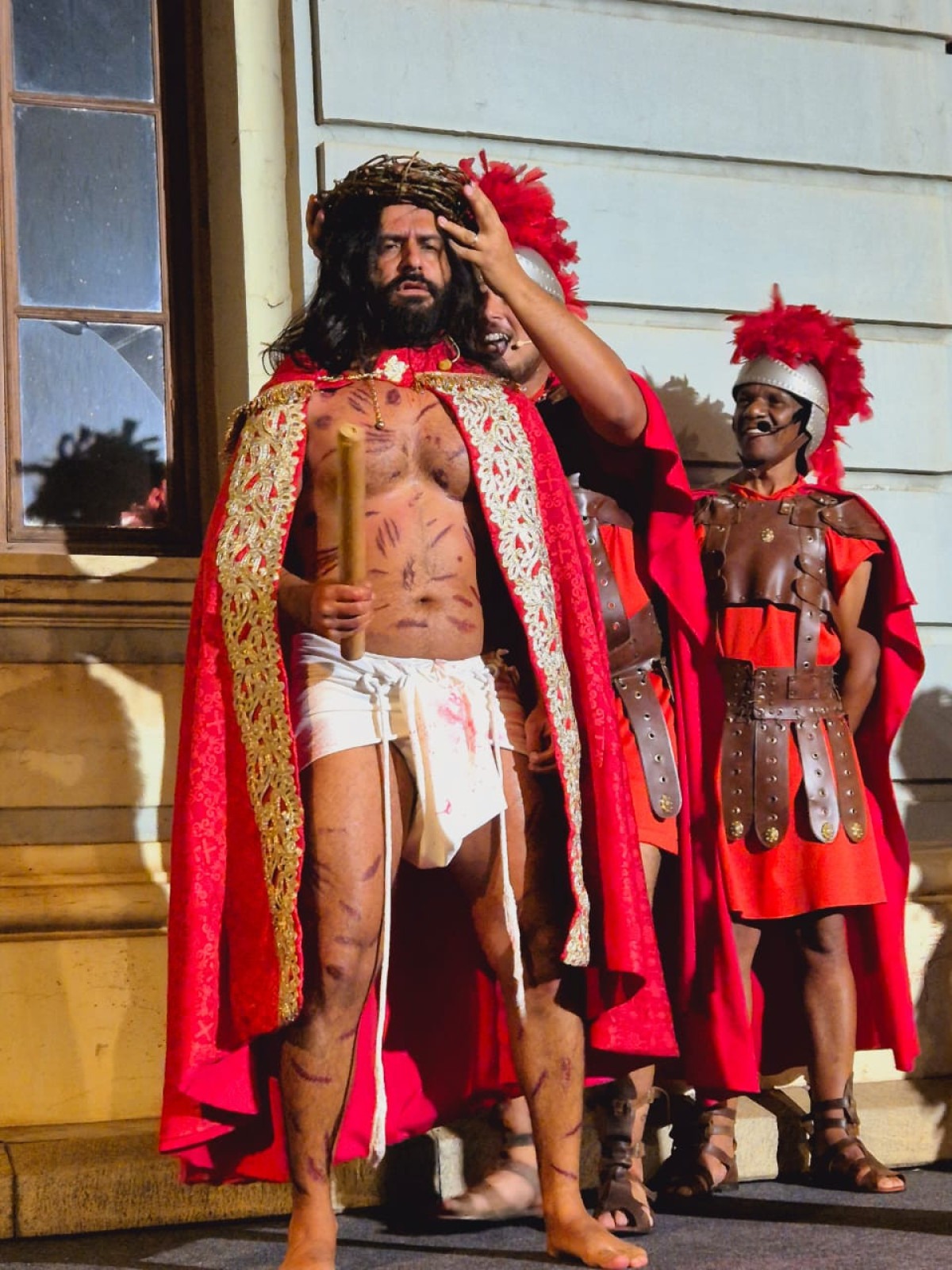 Encenação da Paixão de Cristo emociona fiéis na Praça da Liberdade