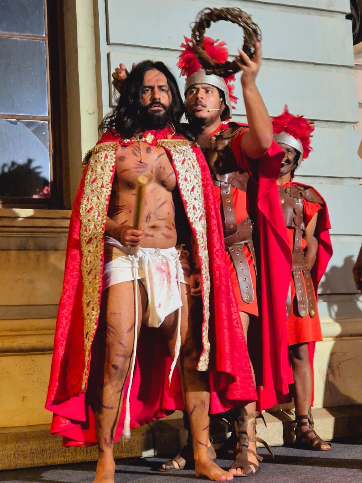 Encenação da Paixão de Cristo emociona fiéis na Praça da Liberdade