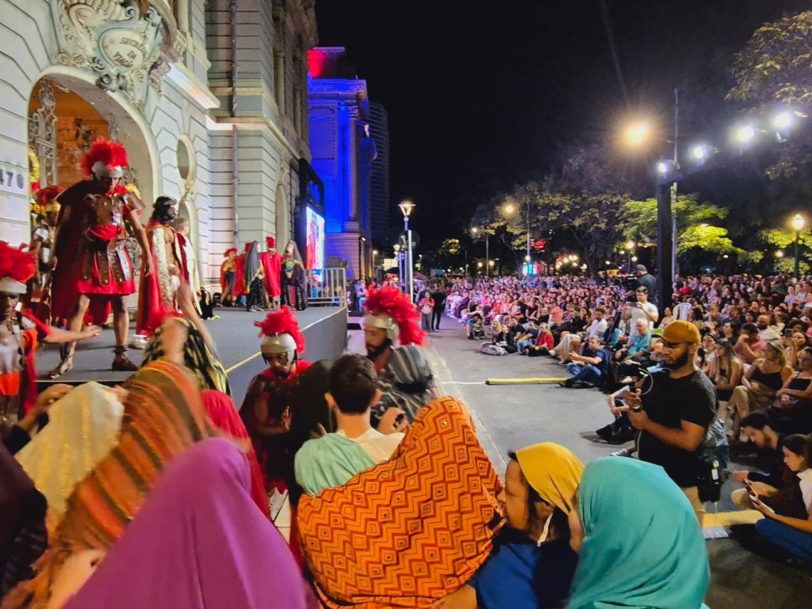 Encenação da Paixão de Cristo emociona fiéis na Praça da Liberdade