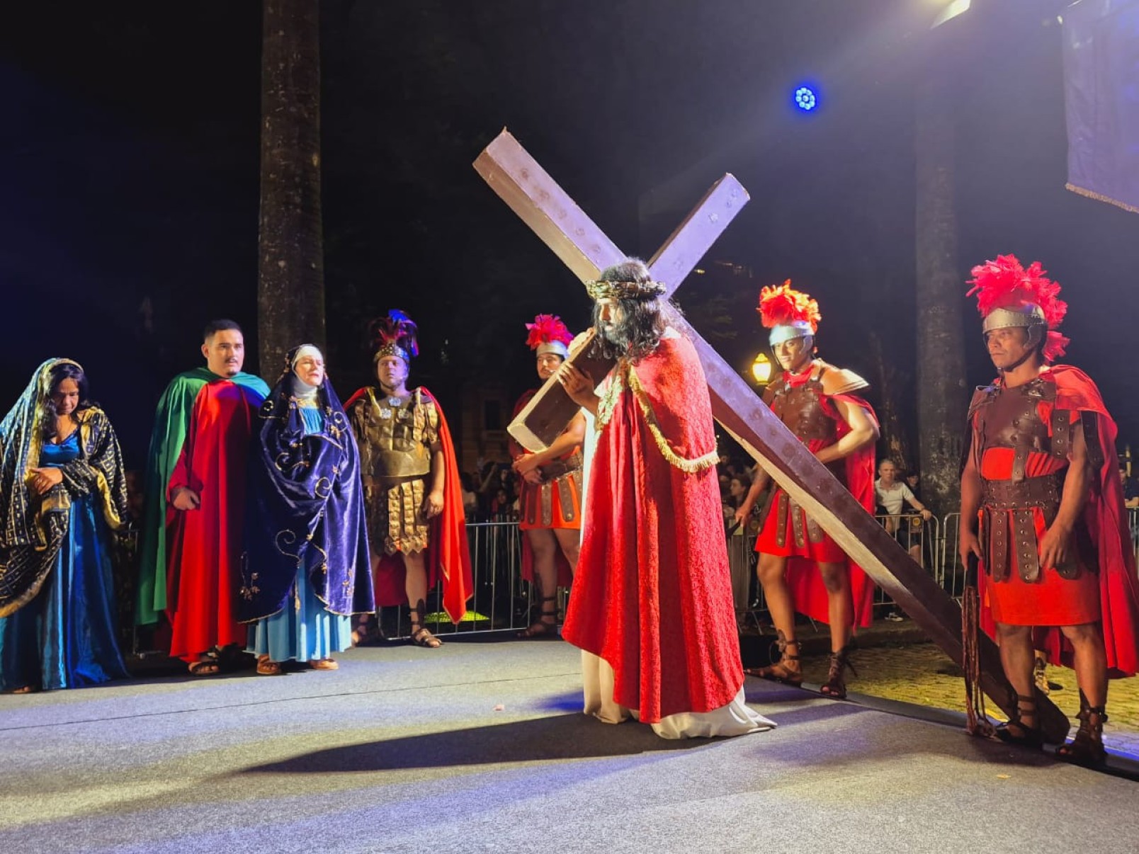 Encenação da Paixão de Cristo emociona fiéis na Praça da Liberdade