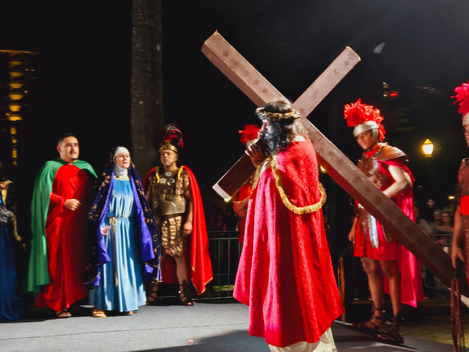 Encenação da Paixão de Cristo emociona fiéis na Praça da Liberdade