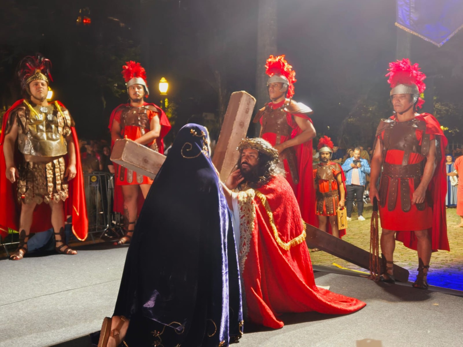 Encenação da Paixão de Cristo emociona fiéis na Praça da Liberdade