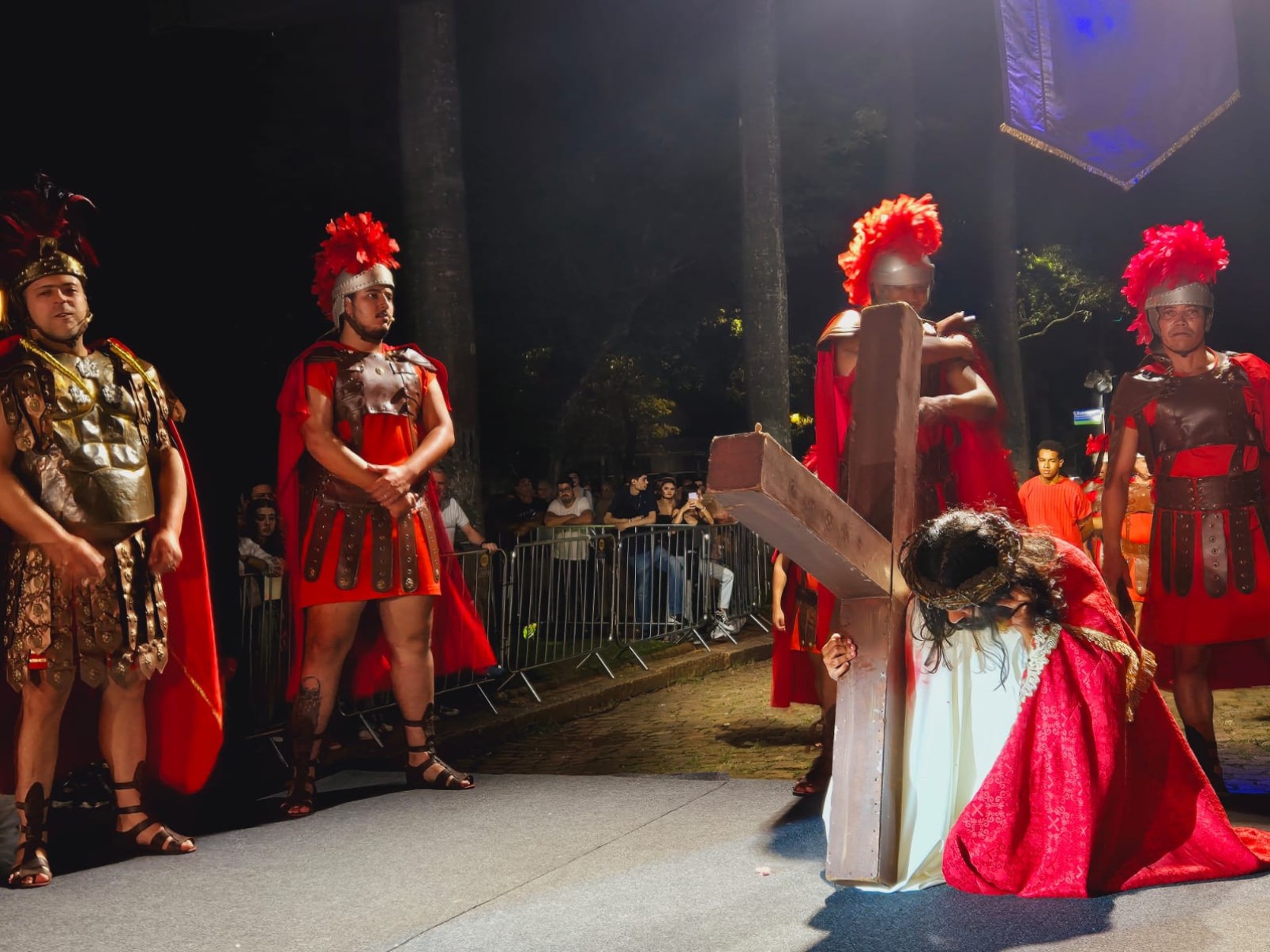 Encenação da Paixão de Cristo emociona fiéis na Praça da Liberdade