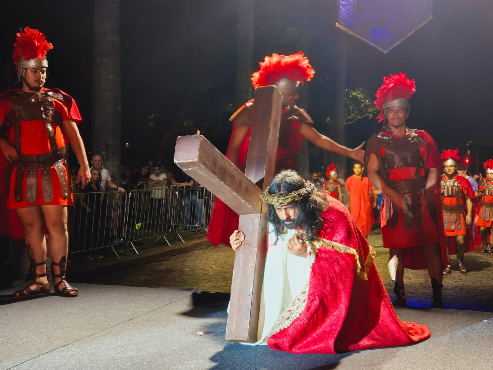 Encenação da Paixão de Cristo emociona fiéis na Praça da Liberdade