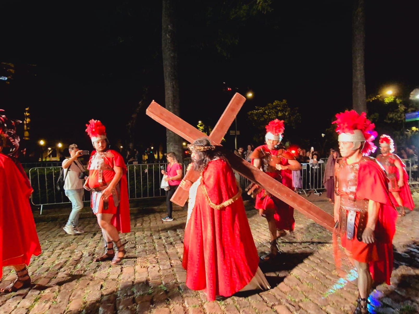 Encenação da Paixão de Cristo emociona fiéis na Praça da Liberdade