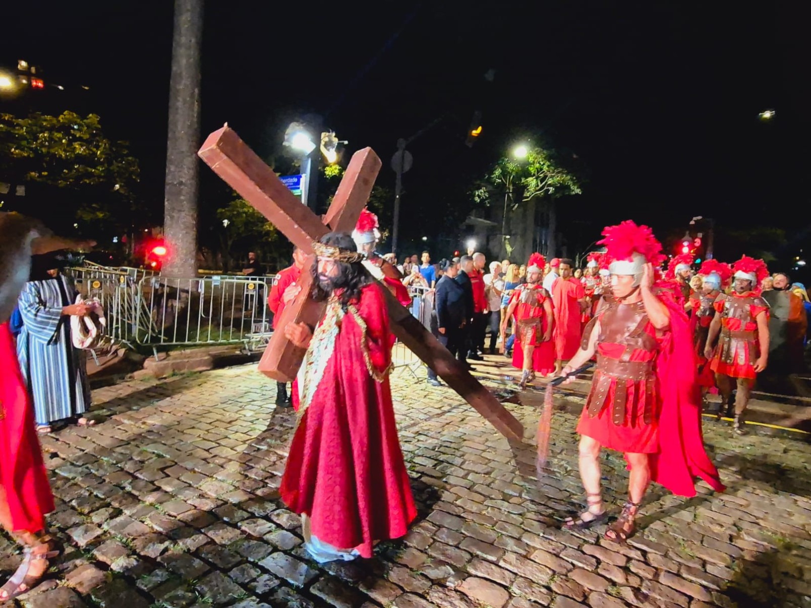 Encenação da Paixão de Cristo emociona fiéis na Praça da Liberdade