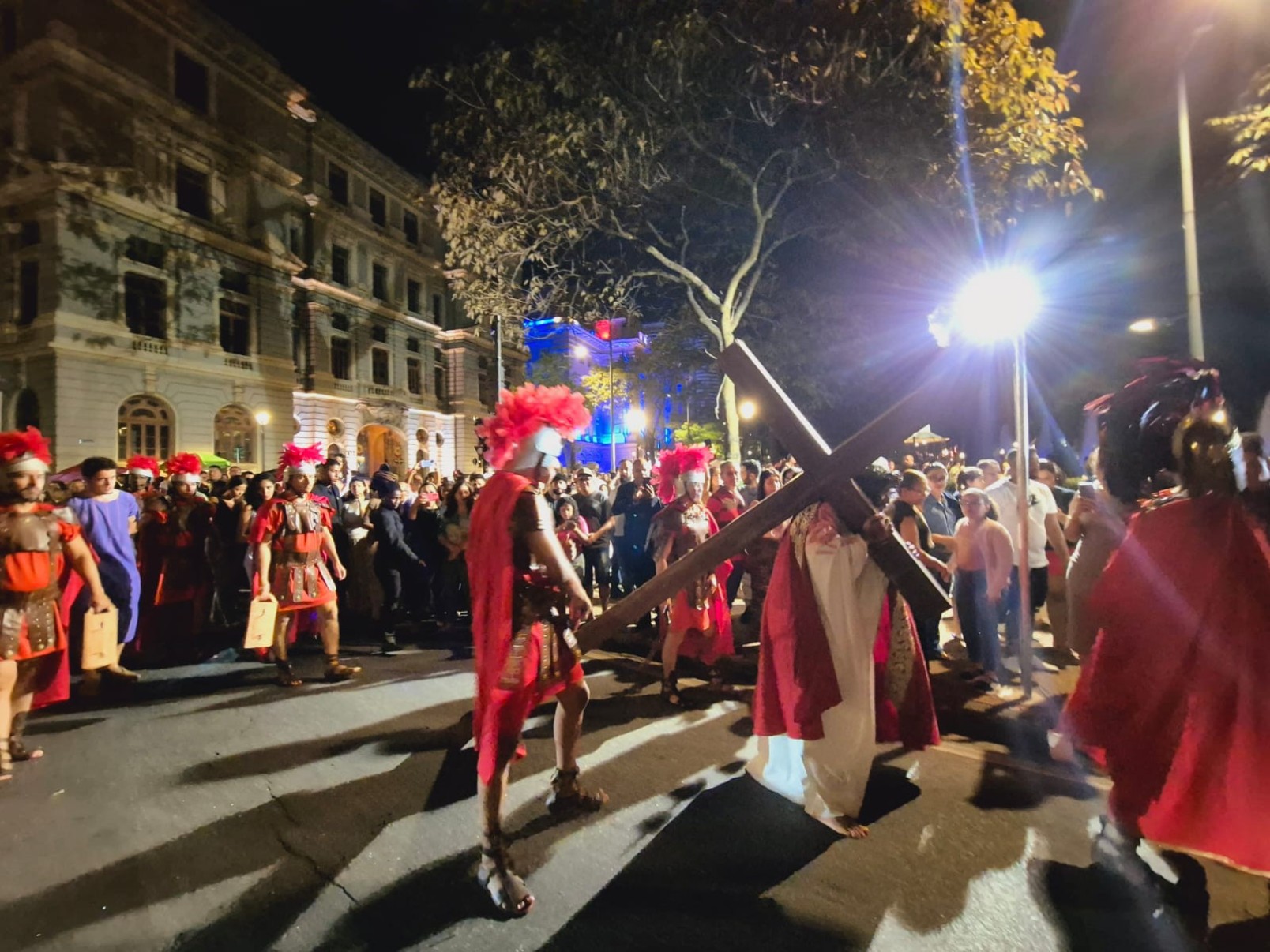 Encenação da Paixão de Cristo emociona fiéis na Praça da Liberdade