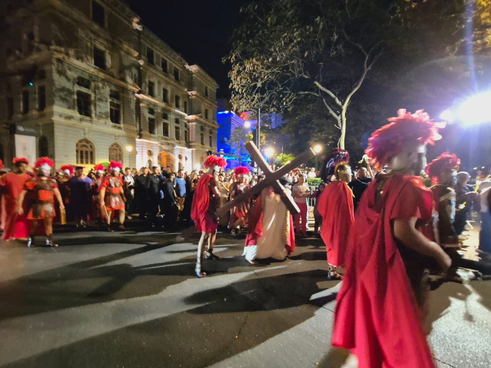 Encenação da Paixão de Cristo emociona fiéis na Praça da Liberdade