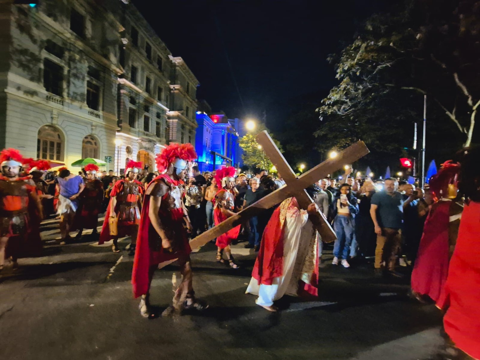 Encenação da Paixão de Cristo emociona fiéis na Praça da Liberdade