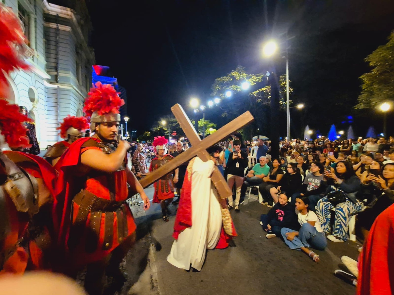 Encenação da Paixão de Cristo emociona fiéis na Praça da Liberdade