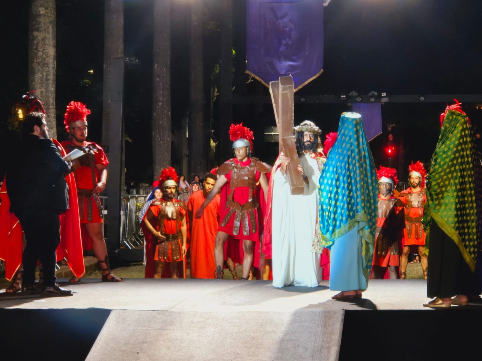Encenação da Paixão de Cristo emociona fiéis na Praça da Liberdade