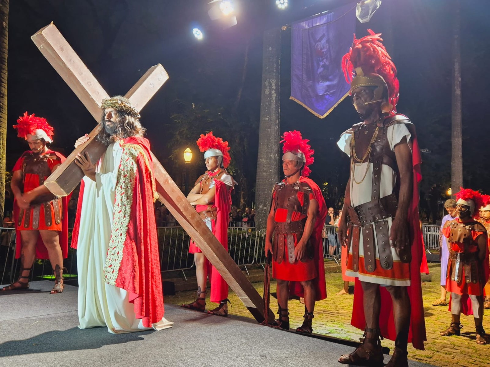 Encenação da Paixão de Cristo emociona fiéis na Praça da Liberdade