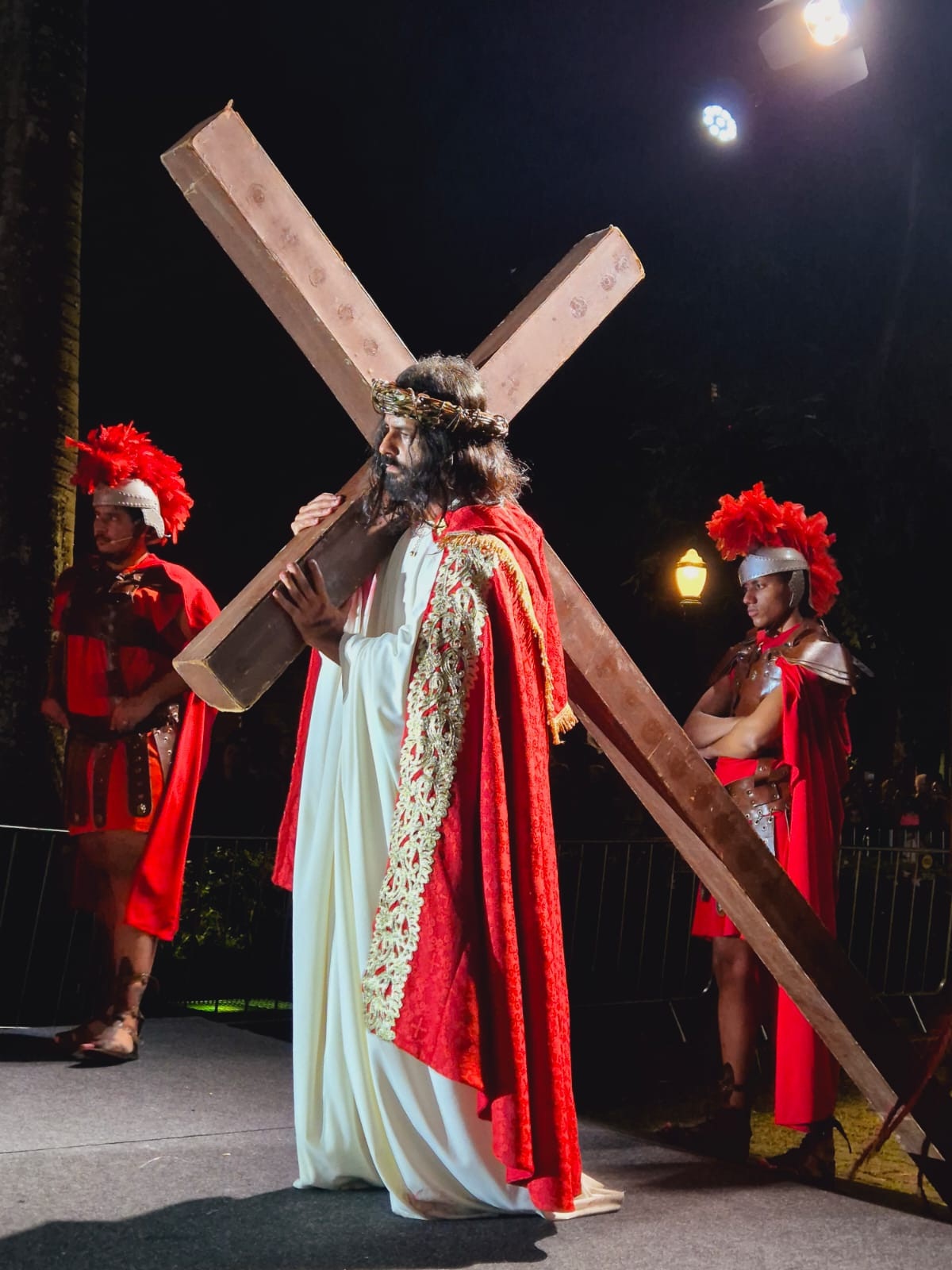Encenação da Paixão de Cristo emociona fiéis na Praça da Liberdade