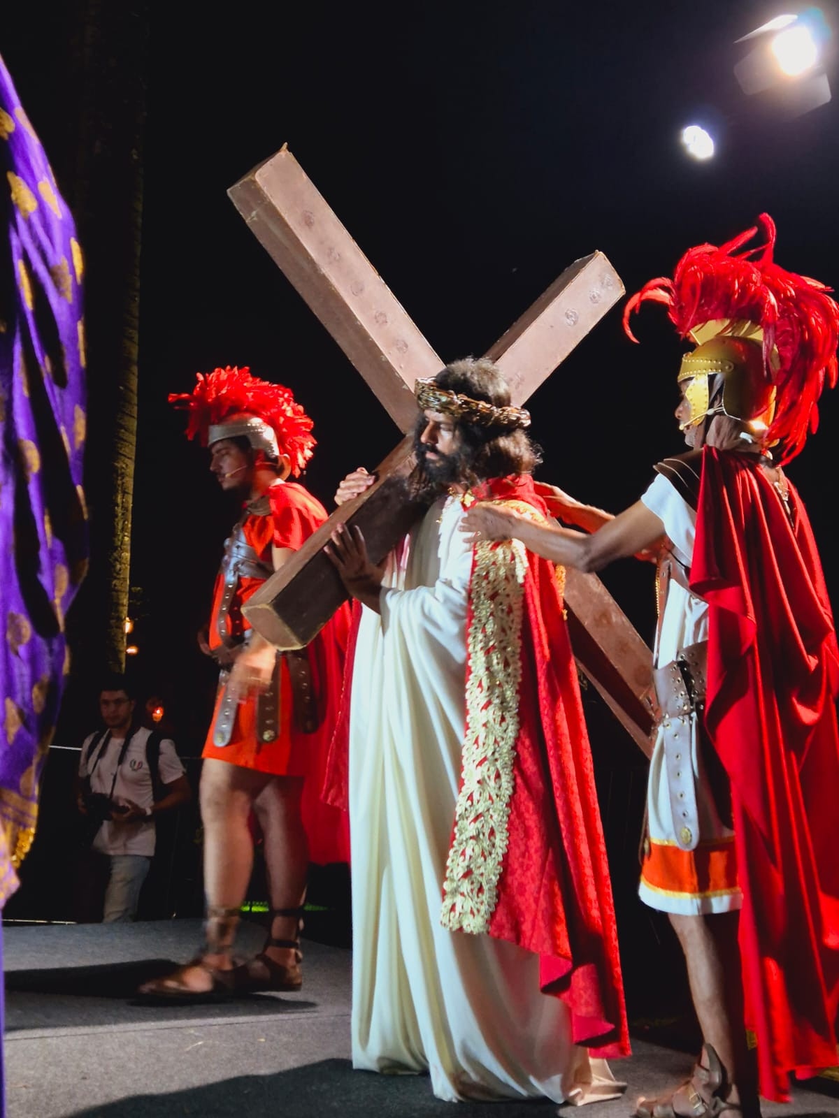 Encenação da Paixão de Cristo emociona fiéis na Praça da Liberdade