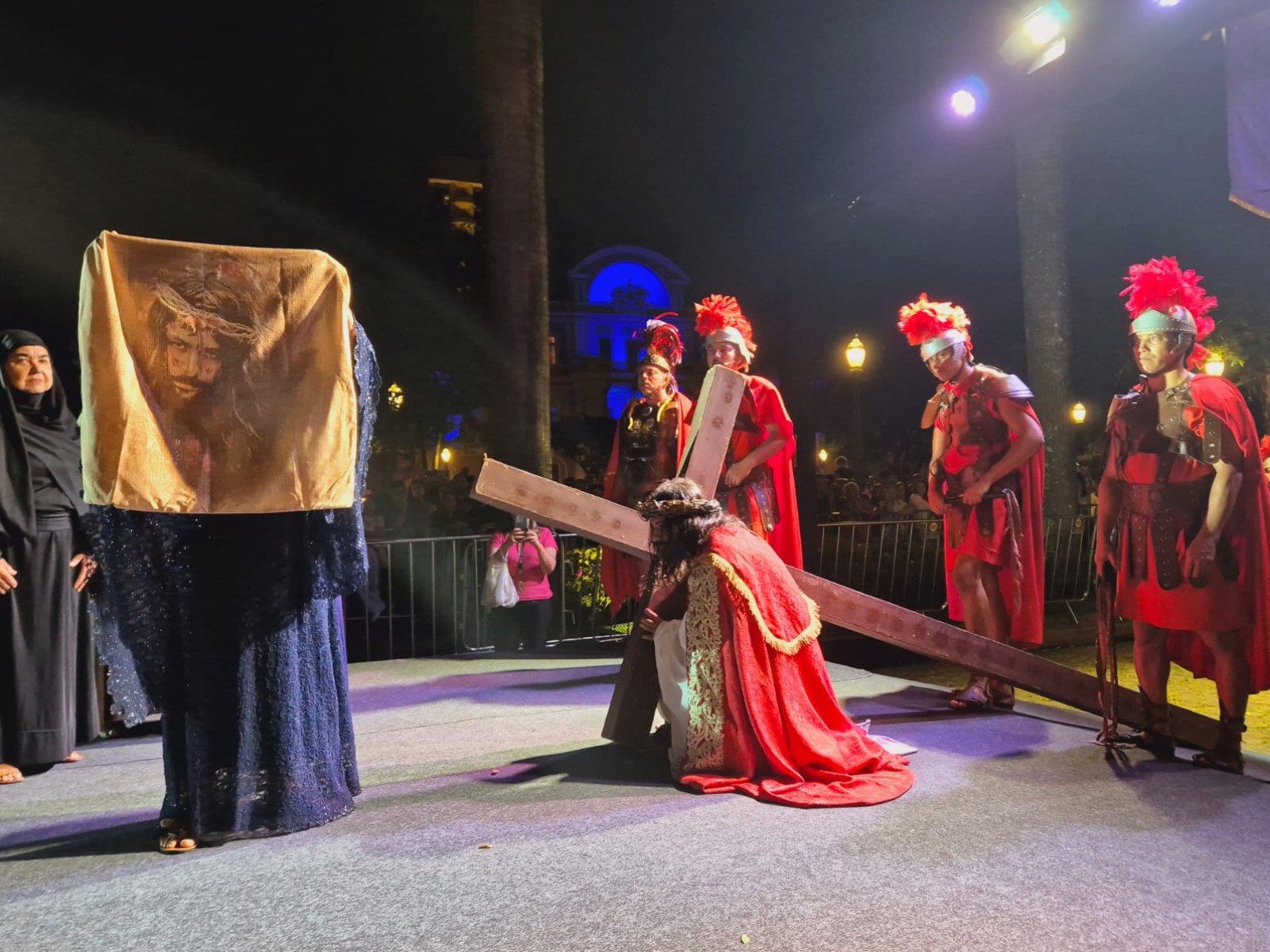 Encenação da Paixão de Cristo emociona fiéis na Praça da Liberdade