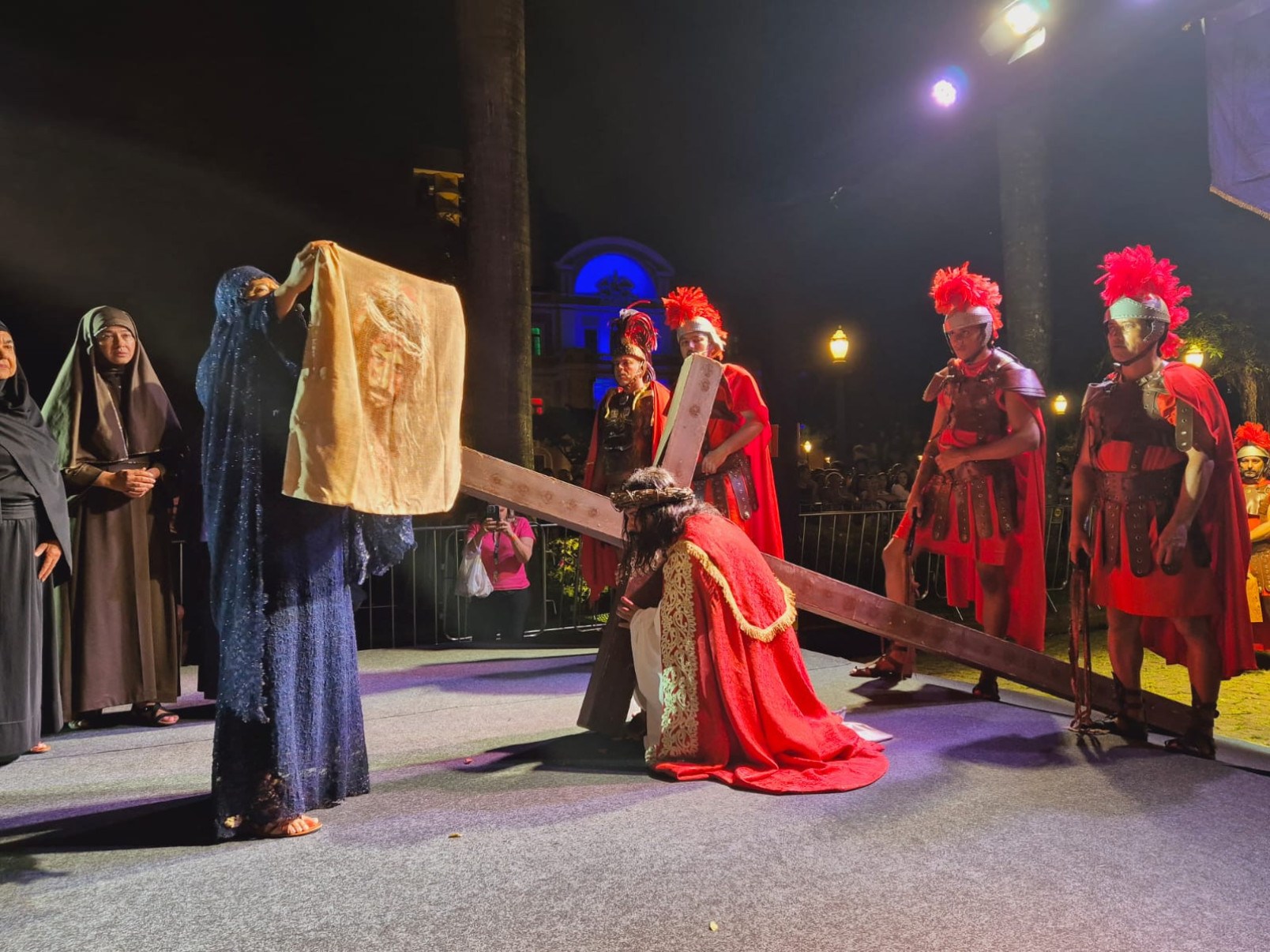 Encenação da Paixão de Cristo emociona fiéis na Praça da Liberdade