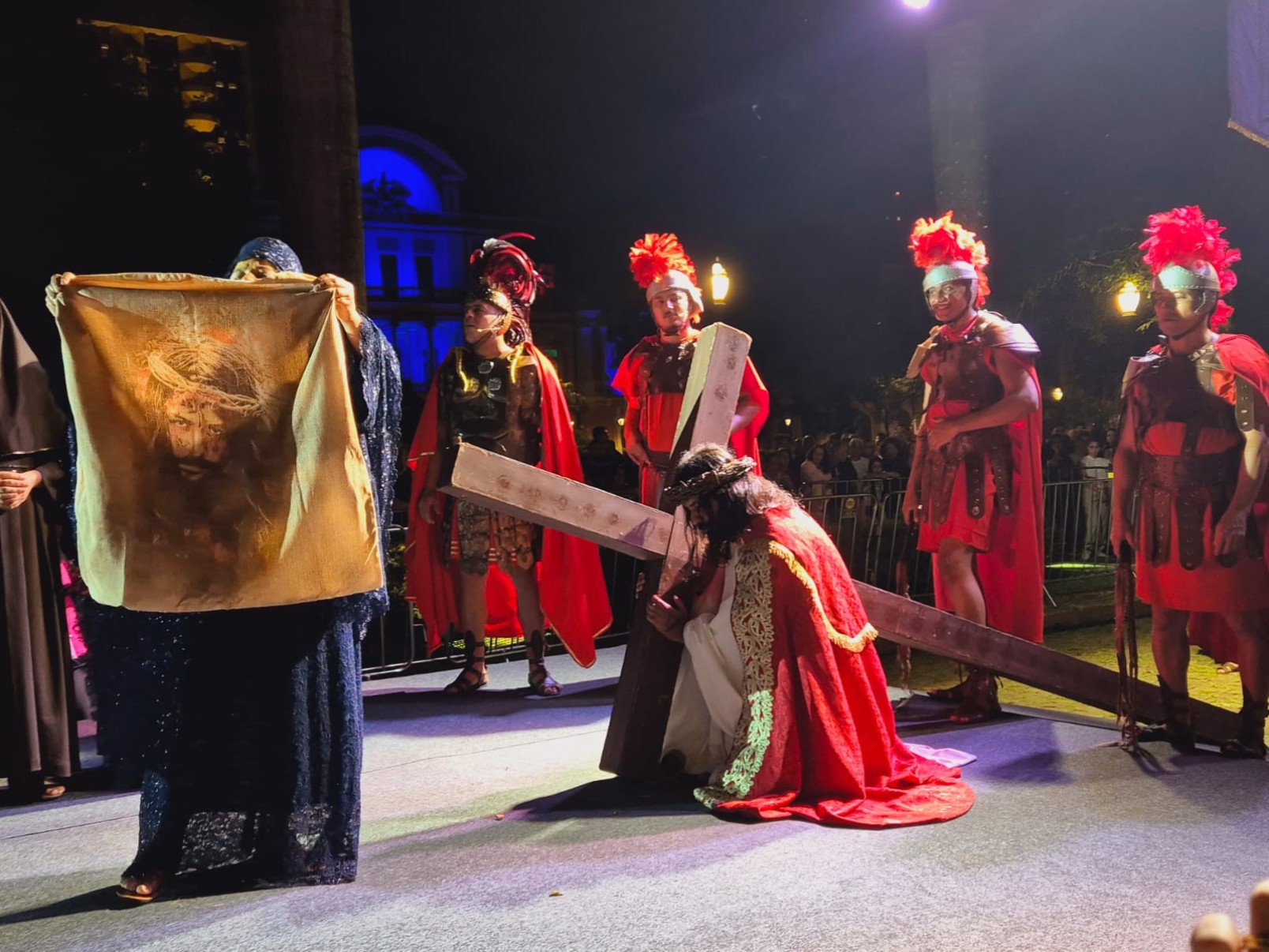 Encenação da Paixão de Cristo emociona fiéis na Praça da Liberdade