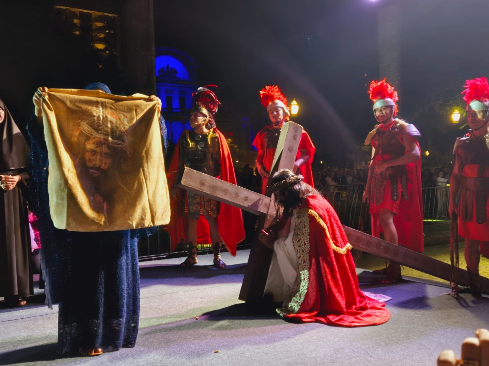 Encenação da Paixão de Cristo emociona fiéis na Praça da Liberdade