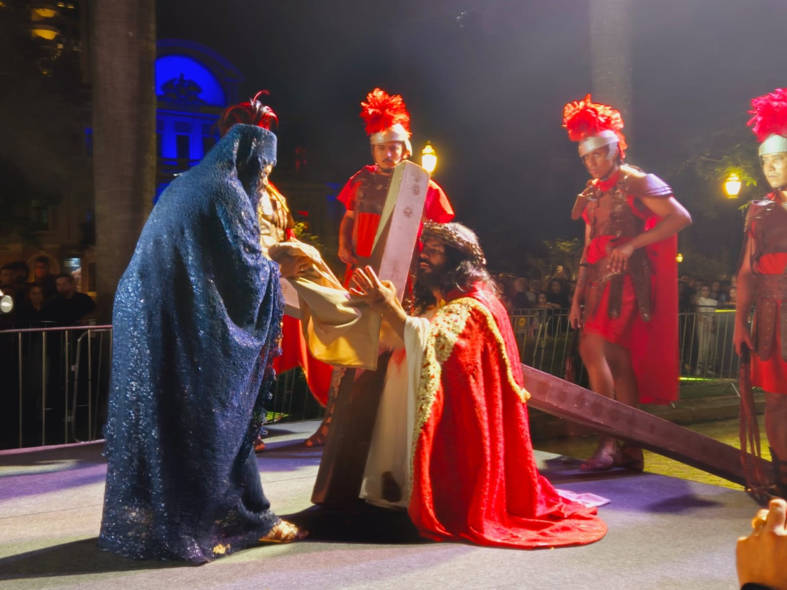 Encenação da Paixão de Cristo emociona fiéis na Praça da Liberdade