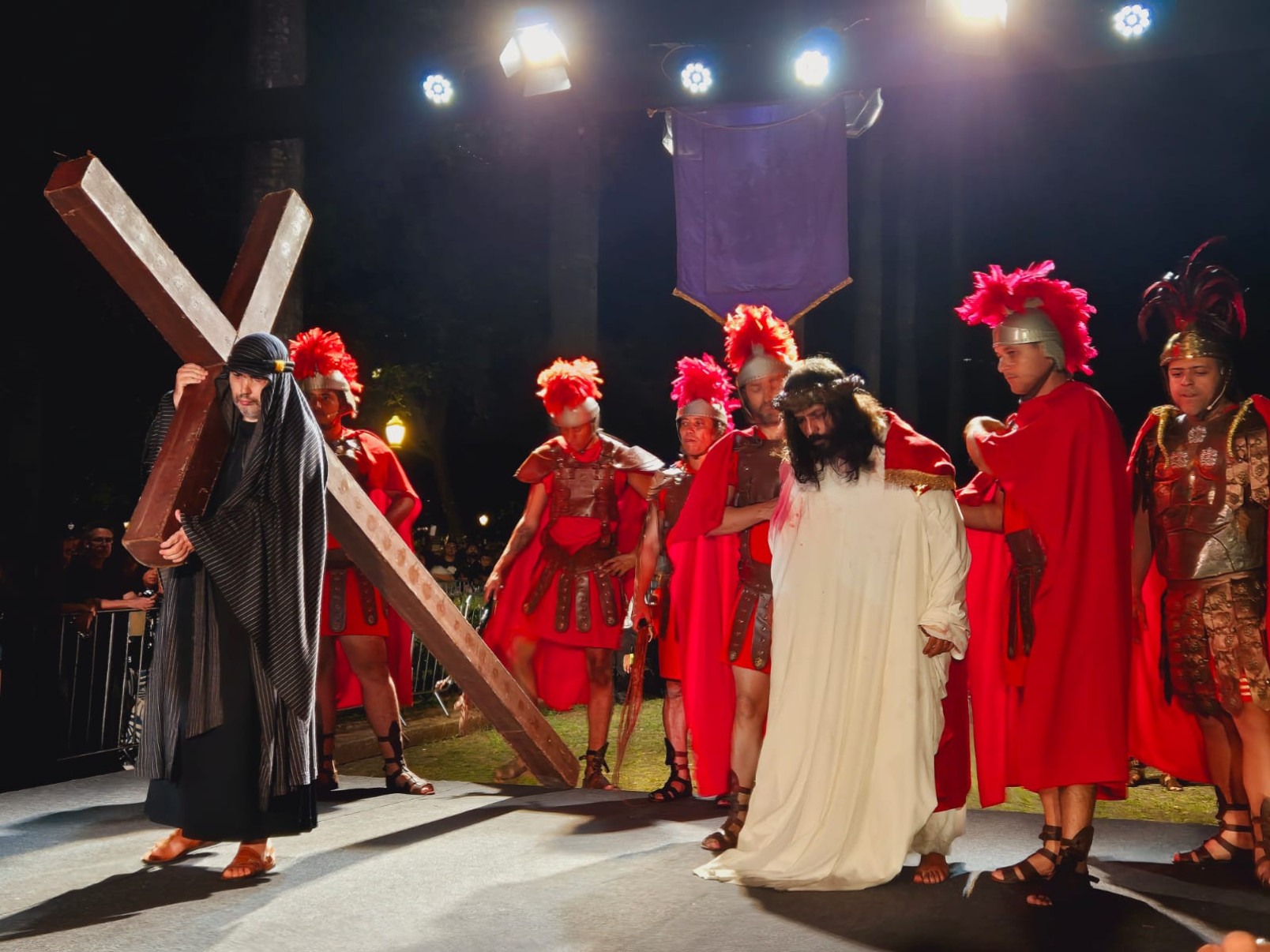 Encenação da Paixão de Cristo emociona fiéis na Praça da Liberdade