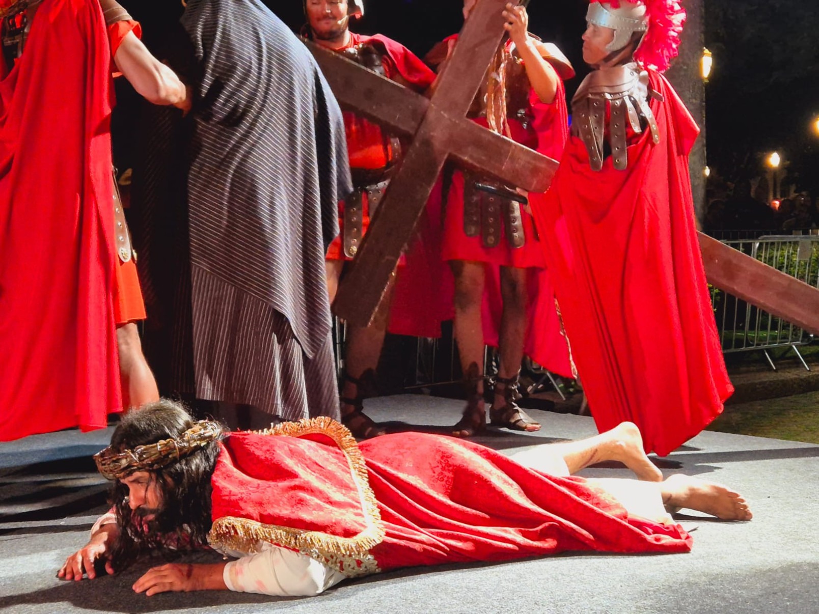 Encenação da Paixão de Cristo emociona fiéis na Praça da Liberdade