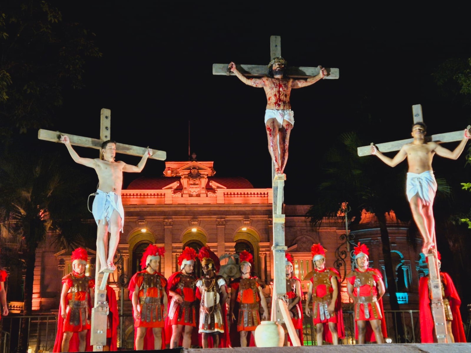 Encenação da Paixão de Cristo emociona fiéis na Praça da Liberdade