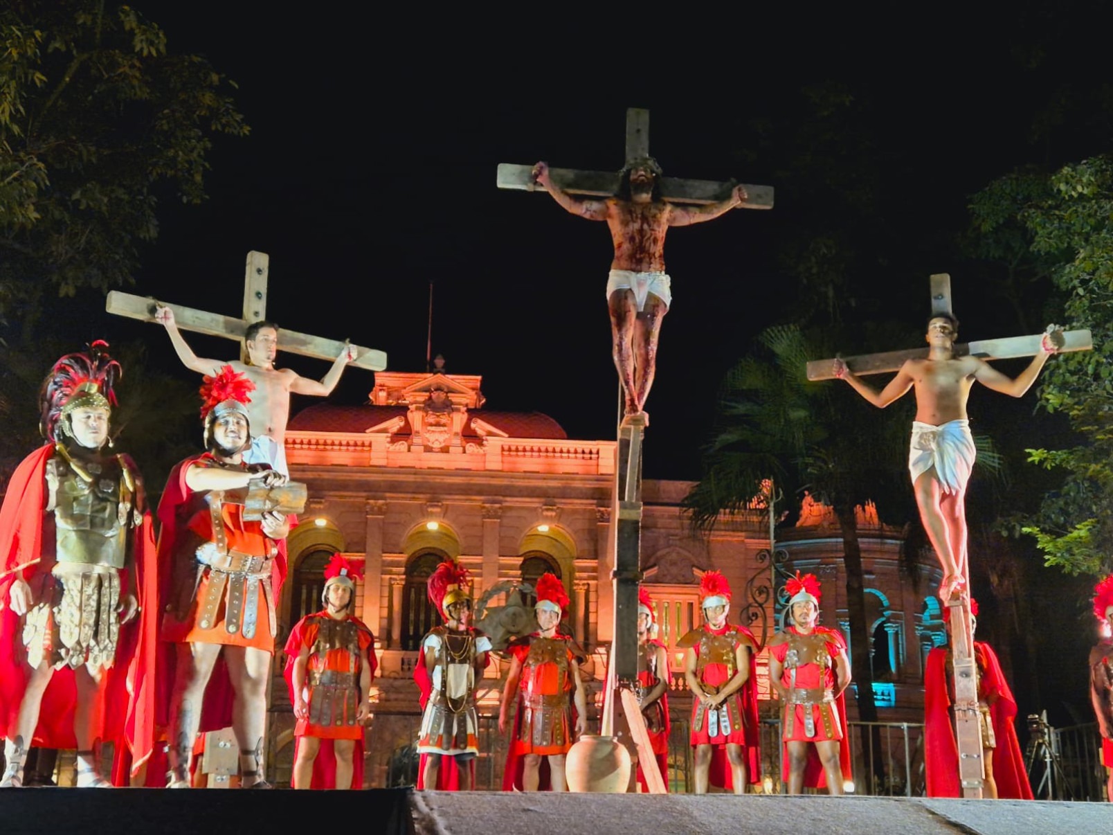 Encenação da Paixão de Cristo emociona fiéis na Praça da Liberdade